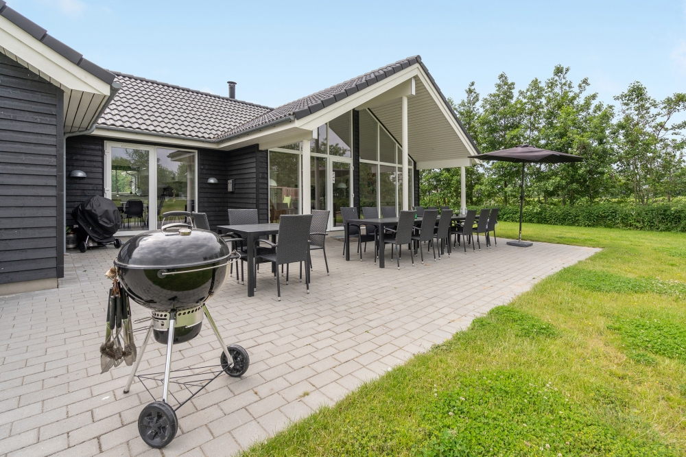 Njut av en grillkväll på terrassen i lyxstuga nr 481 i Lolland/Falster/Møn