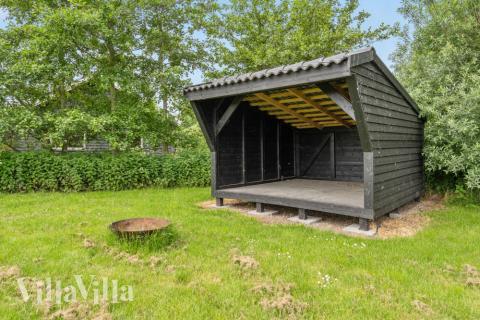 Till den trevliga sommarstugan nr 481 i Lolland/Falster/Møn erbjuds en mängd utomhusaktiviteter, t.ex. lektorn och gungor