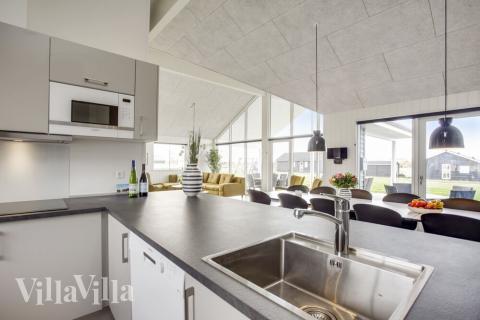 Köket i lyxstuga nr 489 är utrustat så att ni kan laga mat till 18 personer.