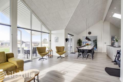 Det stora ljusa vardagsrummet i lyxstuga nr 489 för 18.