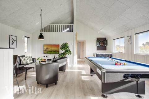 Förutom de många timmar som du kan tillbringa i stugans poolavdelning erbjuder lyxstuga 489 även biljard, bordtennis och dart