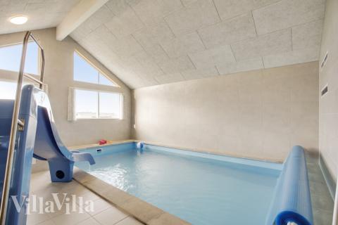 Den härliga poolen i lyxstuga nr 489 för 18 personer