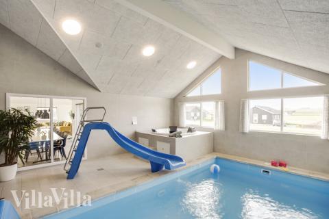 Sommarstuga 489 är inredd med en smakfull poolavdelning som har vattenrutschbana, ett stort inbyggt spapad och bastu