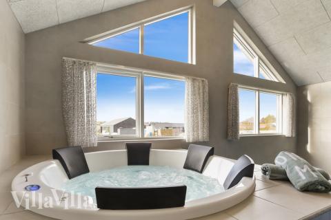 Njut av spabadets värme i lyxstuga nr 489 i Østjylland