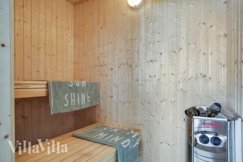 Njut av bastuvärmen i lyxstuga nr 489 för 18 personer