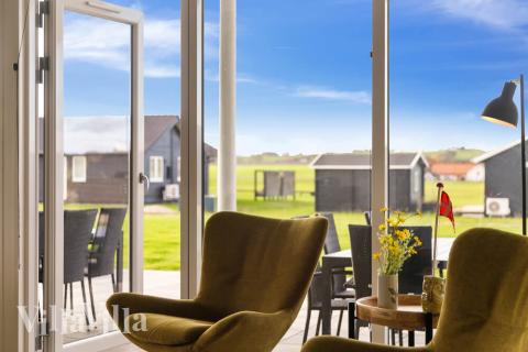 I soffhörnan i lyxstuga 489 i Østjylland kan ni spela brädspel eller titta på film tillsammans.