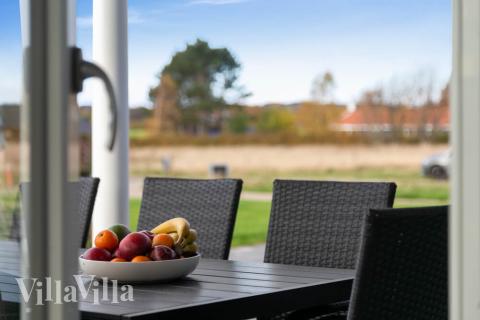 Lyxstuga nr 489 har en härlig terrass med sköna trädgårdsmöbler för 18 personer.