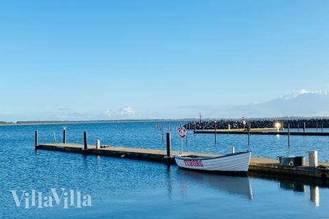 Stranden i närheten av lyxhus 489 i Østjylland med plats för 18 personer.