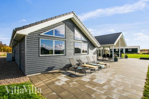 Njut av en grillkväll på terrassen i lyxstuga nr 489 i Østjylland