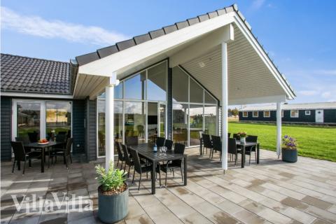 På terrassen i sommarhus nr 489 finns det plats för upp till 18 gäster.