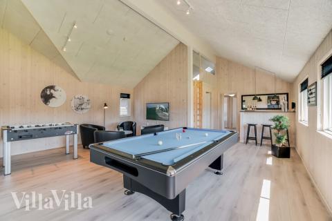 Lyxstuga 475 för 18 personer har ett stort aktivitetsrum med bl.a. biljard och dart