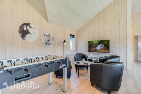 Aktivitetsrum i lyxstuga nr 475 med 7 sovrum och plats för 18 personer.