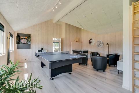 Förutom de många timmar som du kan tillbringa i stugans poolavdelning erbjuder lyxstuga 475 även biljard, bordtennis och dart