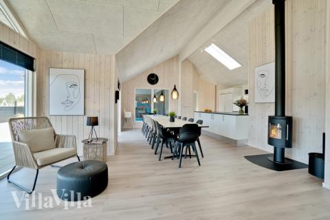 Det stora ljusa vardagsrummet i lyxstuga nr 475 för 18.