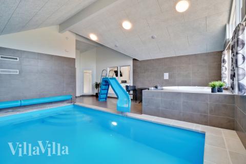 Sommarstuga 475 är inredd med en smakfull poolavdelning som har vattenrutschbana, ett stort inbyggt spapad och bastu