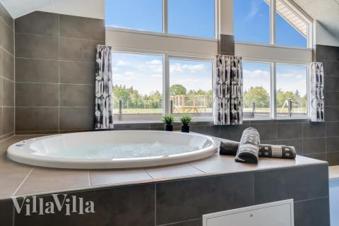 Njut av spabadets värme i lyxstuga nr 475 i Vestjylland