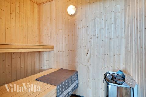 Njut av bastuvärmen i lyxstuga nr 475 för 18 personer