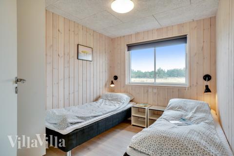 Ett av de 7 utmärkta sovrummen i lyxstuga nr 484 i Vestjylland.