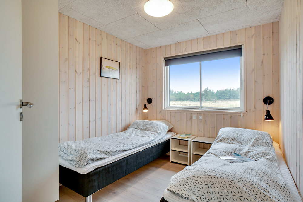 Ett av de 7 utmärkta sovrummen i lyxstuga nr 484 i Vestjylland.