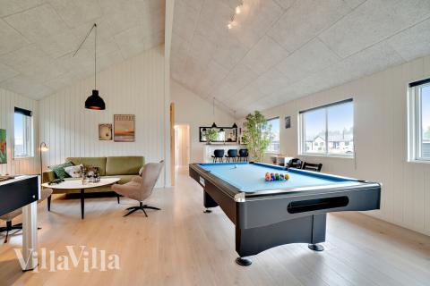 Förutom de många timmar som du kan tillbringa i stugans poolavdelning erbjuder lyxstuga 484 även biljard, bordtennis och dart