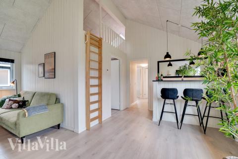 Lyxstuga 484 för 18 personer har ett stort aktivitetsrum med bl.a. biljard och dart