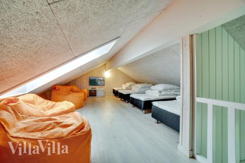 Några av de 18 sovplatserna finns på loftet i lyxstuga nr 484