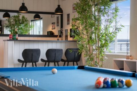 Aktivitetsrum i lyxstuga nr 484 med 7 sovrum och plats för 18 personer.