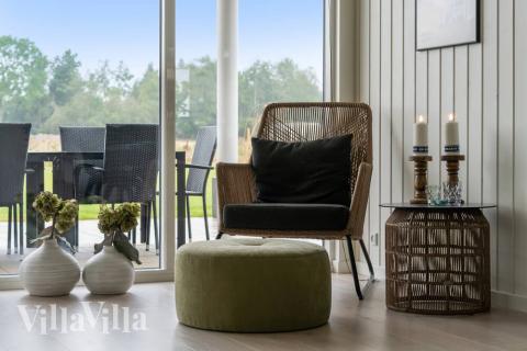 Vardagsrummet i lyxstuga nr. 484 har plats för 18 personer.