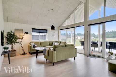 Det stora ljusa vardagsrummet i lyxstuga nr 484 för 18.