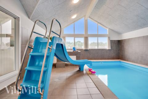 Den härliga poolen i lyxstuga nr 484 för 18 personer