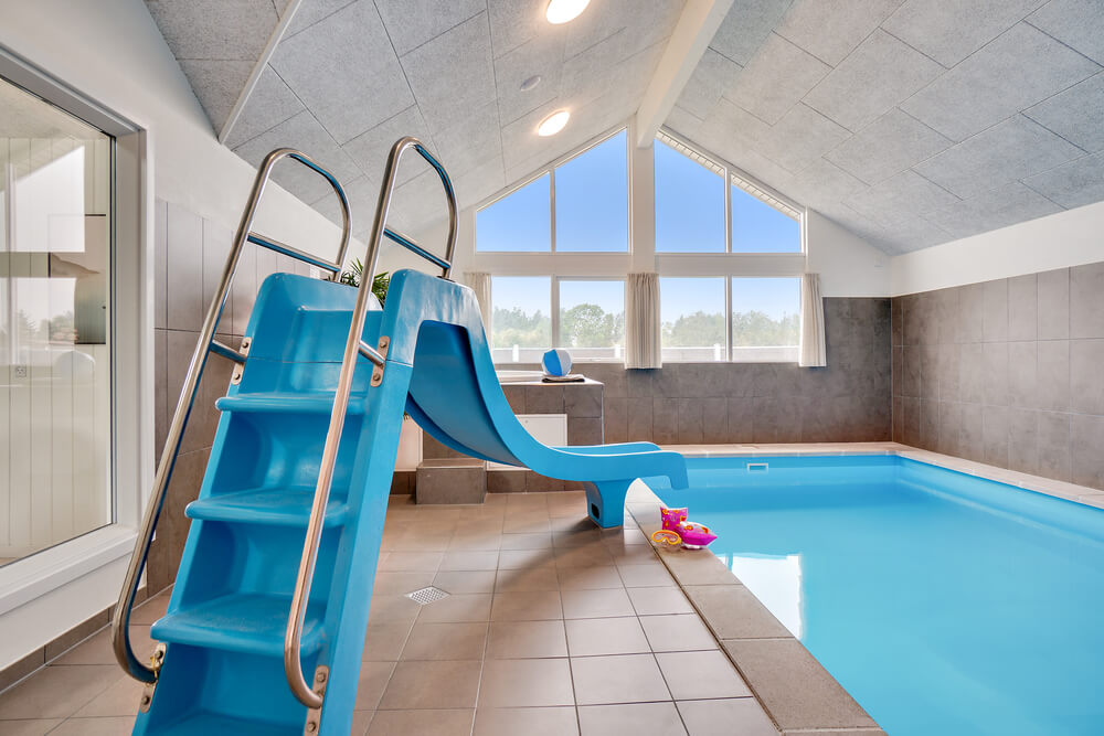 Den härliga poolen i lyxstuga nr 484 för 18 personer