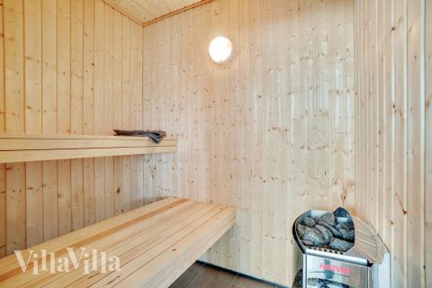 Njut av bastuvärmen i lyxstuga nr 484 för 18 personer