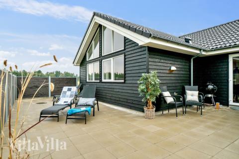 På terrassen i sommarhus nr 484 finns det plats för upp till 18 gäster.