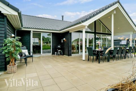 Lyxstuga nr 484 har en härlig terrass med sköna trädgårdsmöbler för 18 personer.