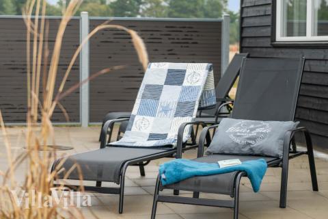Njut av en grillkväll på terrassen i lyxstuga nr 484 i Vestjylland
