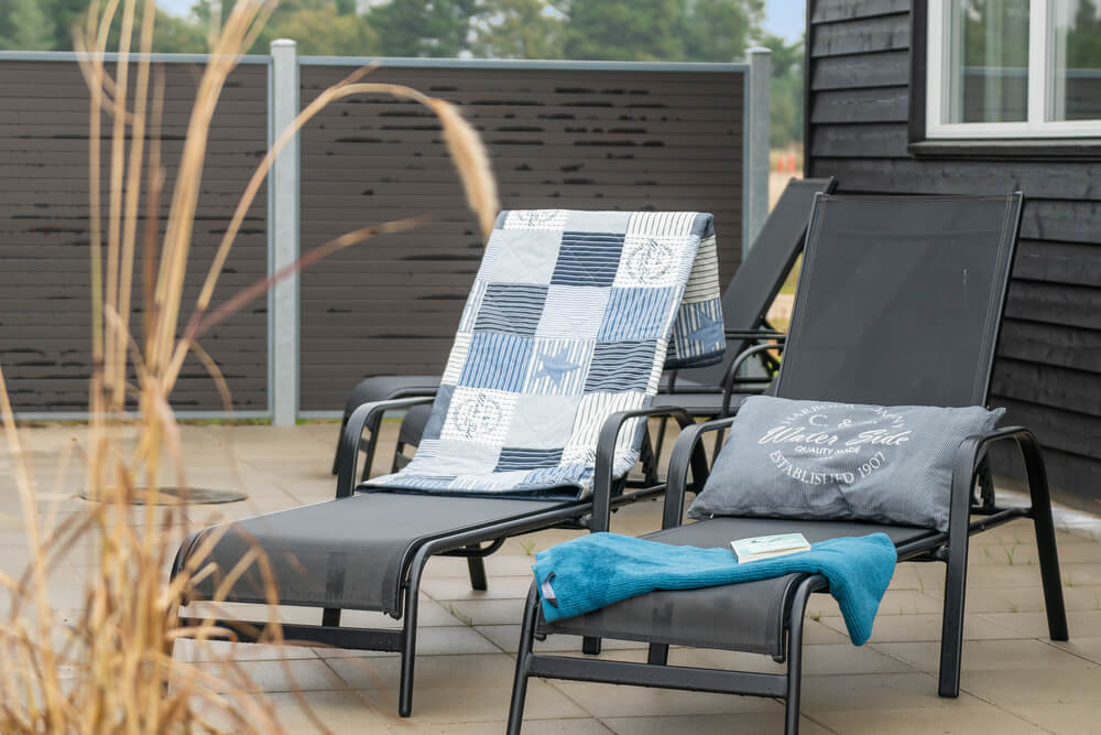 Njut av en grillkväll på terrassen i lyxstuga nr 484 i Vestjylland