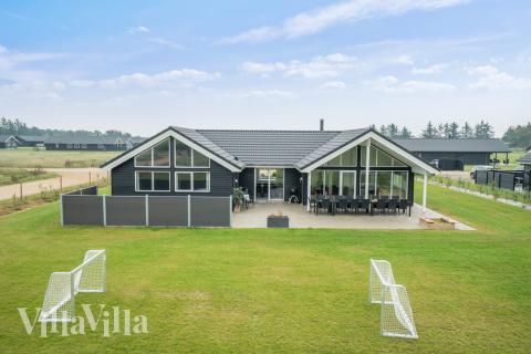 Den tjusiga sommarstugan nr 484 med gott om plats för upp till 18 personer