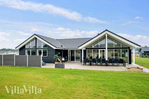 Den praktfulla poolstugan nr 484 med plats för 18 personer ligger i Vestjylland