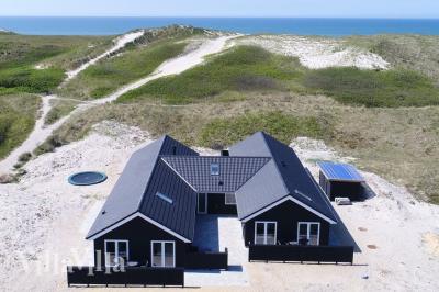 Den praktfulla poolstugan nr 486 med plats för 20 personer ligger i Vestjylland