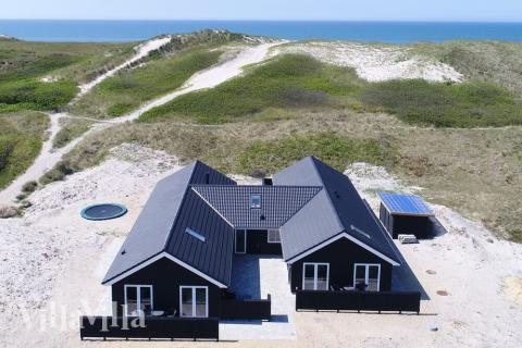 Den praktfulla poolstugan nr 486 med plats för 20 personer ligger i Vestjylland