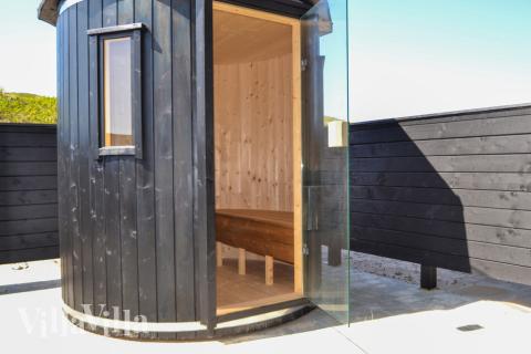 Till den trevliga sommarstugan nr 486 i Vestjylland erbjuds en mängd utomhusaktiviteter, t.ex. lektorn och gungor