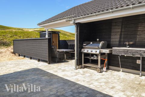 Lyxstuga nr 486 har en härlig terrass med sköna trädgårdsmöbler för 20 personer.