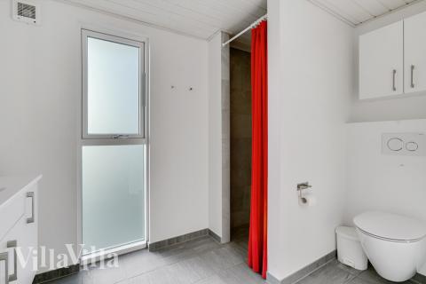 Ett duschrum finns i lyxstuga nr 486 för 20 personer.