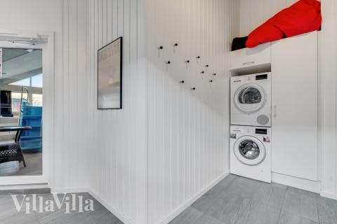 Den rymliga entrén i lyxstuga nr 486 i Vestjylland