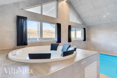 Njut av spabadets värme i lyxstuga nr 486 i Vestjylland