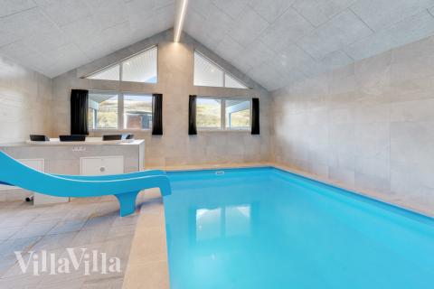 Sommarstuga 486 är inredd med en smakfull poolavdelning som har vattenrutschbana, ett stort inbyggt spapad och bastu