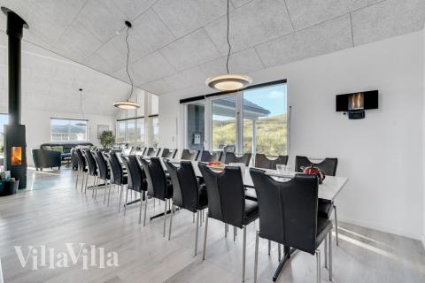 Ni kan sitta 20 personer tillsammans i vardagsrummet när ni besöker lyxhus nr 486 i Vestjylland.