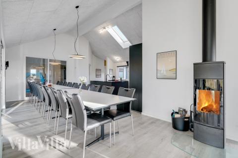 Vardagsrummet i lyxstuga nr. 486 har plats för 20 personer.