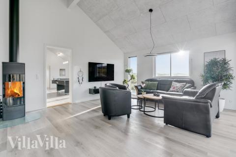 I soffhörnan i lyxstuga 486 i Vestjylland kan ni spela brädspel eller titta på film tillsammans.