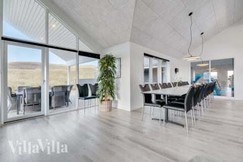 Det stora ljusa vardagsrummet i lyxstuga nr 486 för 20.